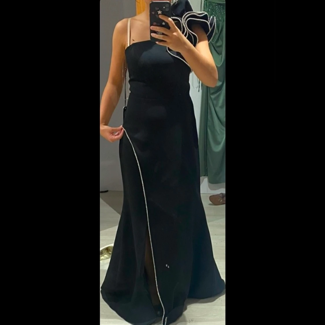 Balklänning: Svart one-shoulder klänning med dramatisk silvrig volangdetalj - 3