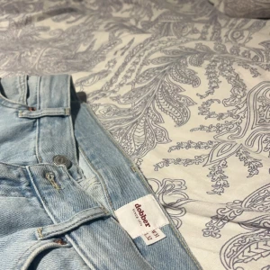 Ljusblå jeans från Dobber - Snygga ljusblå jeans från Dobber med klassisk femficksdesign. De har en knappgylf och är perfekta för en avslappnad stil. Passformen är rak och de är tillverkade i ett bekvämt denimtyg.