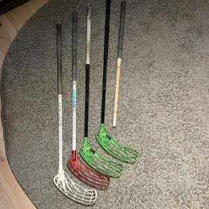 Innebandy klubbor  - Säljer nu några klubbor Unihoc superskin flex 350kr, Unihoc superskin slim 1000kr, Oxdog hyperlight 101cm 800kr, Oxdog hyperlight 96cm helt ny 1200kr, Zone supreme edition skaft 96cm 200kr. Skriv för frågor för får inte plats för mer info