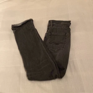 Grå Replay jeans - Hej! Säljer nu ett par riktigt fräscha Replay jeans i modell THAD för att dom är försmå. Jeansen är testade en kort stund så dom är i ny skick. Perfekt för en stilren outfit. Bara att höra av sig vid funderingar🙌🔥🔥