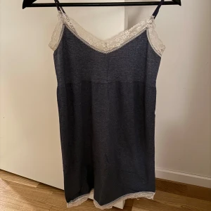Marinblått nattlinne/kort klänning  - Ett marinblått nattlinne med vita spets detaljer, funkar lika bra som en kort klänning! I storlek XS/S, mycket bra skick! Skriv för fler bilder 🫶🏼💙