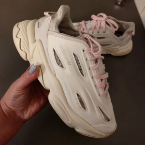 Adidas Ozweego Celox  - There are no visible damages. The only damage is inside the sneaker, but it does not interfere with wearing. They were worn only in the gym. The last picture shows the price and the site where they were purchased ✌ Possible exchange for Samba or Gazelle model 🎈