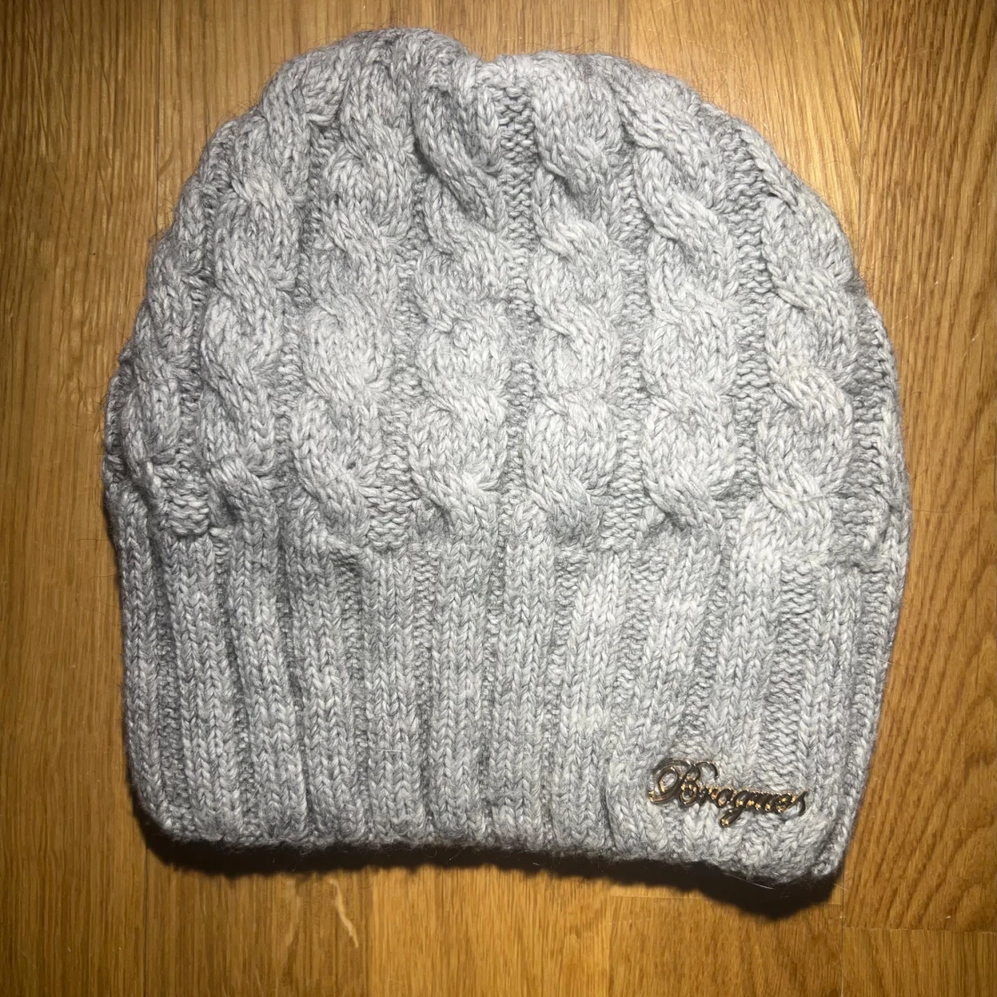 Grå stickad mössa 
