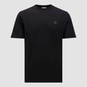 Navy blue  t-shirt från Moncler - Snygg mörkblå  t-shirt från Moncler med rund hals och diskret logotyp på bröstet. Perfekt för en stilren look. Skriv pris säljer billigt pga ingen användning.