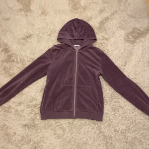 Lila hoodie från Ellos - Mysig lila hoodie från Ellos i mjukt material. Den har en dragkedja framtill och en praktisk huva.