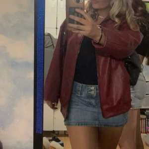 Röd skinnjacka - Snygg röd skinnjacka .Jackan har en normal passform. Så jävla snygg till våren och jackan bygger upp hela outfiten . Använd fåtal gånger, inga skavanker eller så.💕