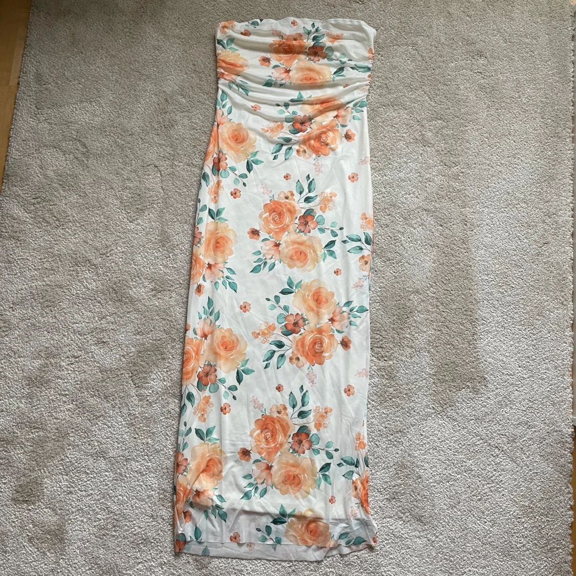 Blommig axelbandslös långklänning M-L stretch oanvänd  - 2