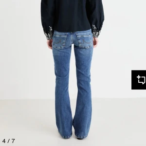 Blå bootcut jeans - Snygga blå lågmidjade jeans från ltb i modell valerie. Säljer då jag köpte en för liten storlek. Dessa är i storlek w25/L30. Jättefint skick då dem endast är använda 1-2 gånger.