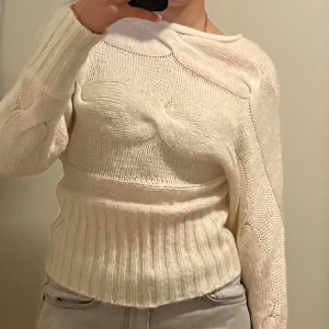 Vit stickad tröja - Säljer en  vit stickad tröja med unikt mönster och ribbad nederkant och armar. Tröjan har långa ärmar och en bekväm passform. storlek S/36, normal i storlek💞