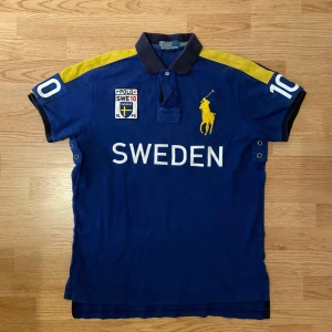 Ralph Lauren Sweden Polo / Pike - !skicka bud för snabb affär! Fet Ralph Lauren Sweden piké, storlek L. Bra skick och sedd på chiefkeef. Skriv om ni undrar någonting 💯📲