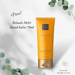 Ny! Rituals Mehr Hand Balm 70ml - Helt ny! Återfuktande handbalsam från Rituals Mehr, 70ml. Speciellt framtagen för att lugna och mjukgöra torra händer. Berikad med en upplyftande doft av söt apelsin och cederträ. Innehåller mikrobiomvänliga ingredienser för extra vård. Nypris 139:-