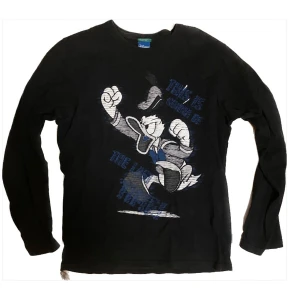 Svart långärmad tröja med tryck - Svart långärmad tröja med Kalle anka tryck. Sällan använd, bra skick. Hör av er vid funderingar.