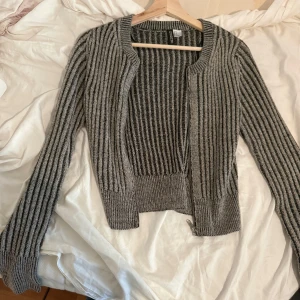 Grå ribbad kofta / zipup tröja - Säljer en stilren grå ribbad kofta med långa ärmar. Känd på tiktok kan ge en y2k vibes. Köpte den 1 månad sedan och använt bara 2-3 gånger. Väldigt cute.