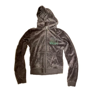 Brun Juicy Couture kofta - Brun juicy couture kofta som inte kommer till användning för mig längre. Några stenar är av på baksidan (syns på bilden) men det är inget man tänker på💞 