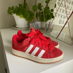 Röda adidas campus 00s - Säljer mina adidas campus 00s då de inte längre kommer till användning. De är använda ca 4-5 gånger och aldrig i regn. Inga defekter förutom smuts på sulan som jag tvättar bort innan jag skickar dem! Har ni några frågor är de bara att höra av dig💕priset går att diskuteras!