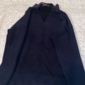 Svart tröja från Gina Tricot - Säljer en stilren svart tröja från Gina Tricot. Tröjan har en v-ringad design och långa ärmar. Har använt några gånger! Pris kan diskuteras