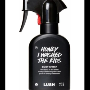Lush body spray honey I washed the kids  - Lush body mist i lukten honey I washed the kids 🍯🍋🍰 luktar som en nybakad citronkaka med honung och caramel! Testad endast en gång. Nypris 325kr, 200ml! Pris kan diskuteras! 