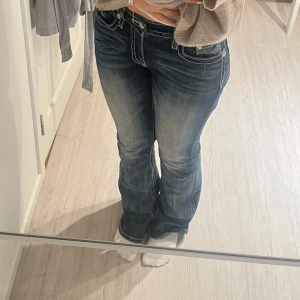 Miss Me jeans - Snygga mörkblå jeans från Miss Me med broderade detaljer på bakfickorna 🩷i mycket bra skick förutom lite slitning längst ned på baksidan av jeansen vilket jag visar på sista bilden!