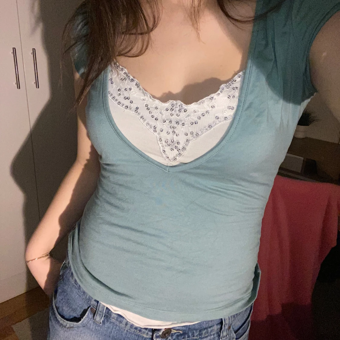 t-shirt med spetsdetalj 