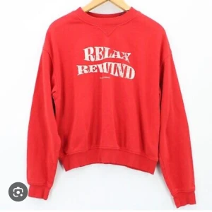 Röd sweatshirt från Esprit - Säljer en röd sweatshirt från Esprit med texten 'RELAX REWIND' tryckt på framsidan. Tröjan har en rund halsringning och långa ärmar. Perfekt för en avslappnad stil.💖✨