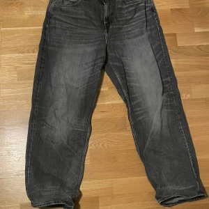 Grå jeansbyxor - Snygga grå jeansbyxor med en avslappnad passform. De har en klassisk femficksdesign och en diskret tvätt för en cool look. Perfekta för en casual stil.