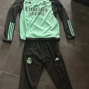 Träningsdress real Madrid S/M - Säljer en real Madrid dress. Storlek S/M i barnstorlek passar ungefär 165-173 där emellan. Bra skick. Inga husdjur Elelr liknande