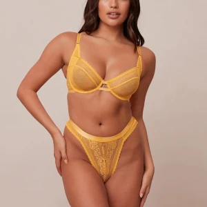 Liberty balcony set från Lounge underwear - Helt oanvänd bh med lapp/tagg kvar från Lounge underwear!  Trosorna har tagit nån tur i tvätten så skulle nog säga de tappat lite färg tyvärr/kan uppfattas som en svag färg skillnad jämte mot bh-n, så det går absolut att bara köpa bh-n om så önskas! Trosorna är i storlek XS och bh-n 70D. Priset går självklart att diskutera 😊