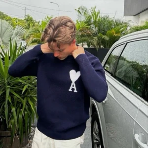 Mörkblå tröja från Ami - (Har bankutskrift) Säljer en snygg mörkblå tröja från Ami med ett vitt hjärta och bokstaven 'A' på bröstet. Tröjan har långa ärmar och en klassisk rund halsringning. Perfekt för en stilren look.