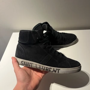 Saint Laurent Joe Sneakers - TAR INGA BYTEN. Säljer mina Saint Laurent skor. Dom är i fint skick utan skador & defekter. Inget og tillkommer bara skorna. Storlek 41 men sitter mer som 42-43. Hör av er vid frågor