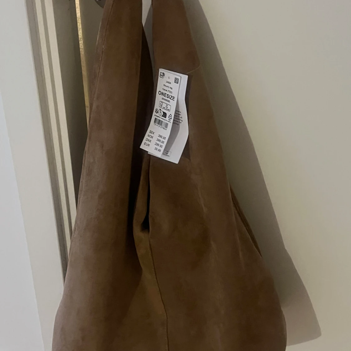 Brun slutsåld axelväska i mocka från ginatricot - 2