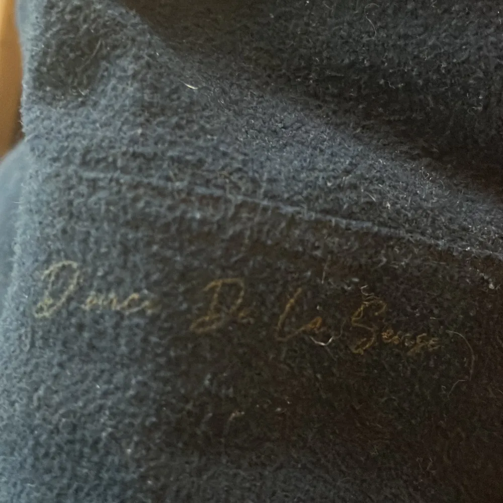 Säljer min donce de la sense overshirt då den är för liten. Den är i bra skick, och donce de la sense tillverkar ej dessa längre. Funkar perfekt med en hoodie under,skjorta, tisha vad som. Storlek XS passar dig bäst som är från 160-170. Nypris 1500.. Takit.