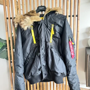 Alpha industries vinterjacka - Varm jacka från Alpha industries, använd väldigt lite.