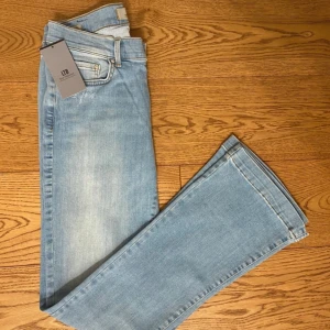 Ljusblå jeans med bootcut - Snygga ljusblå jeans från LTB med bootcut-stil. Jeansen har en bekväm passform 🤗🤗midjemått 36 🩵