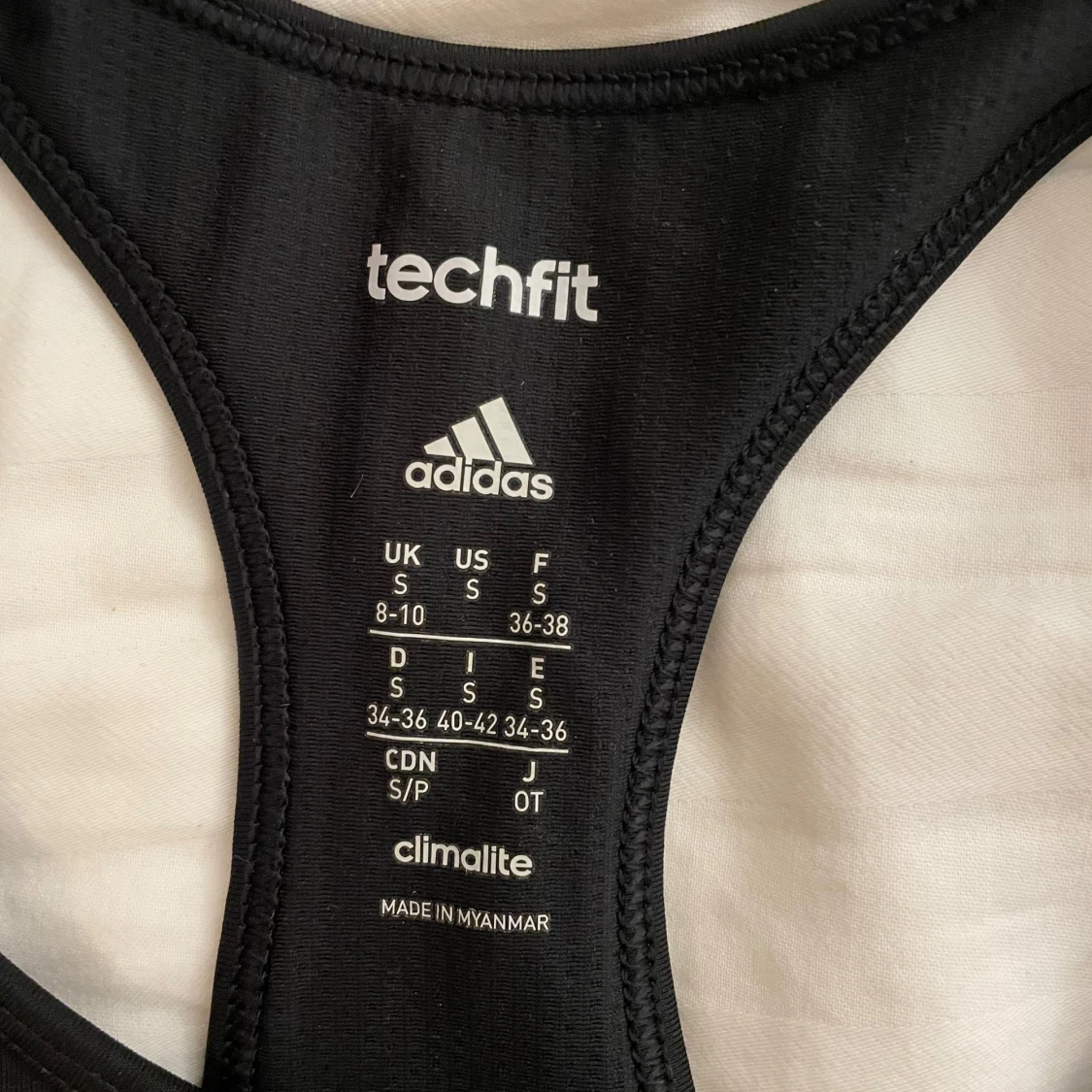 Svart sporttopp från Adidas - 2