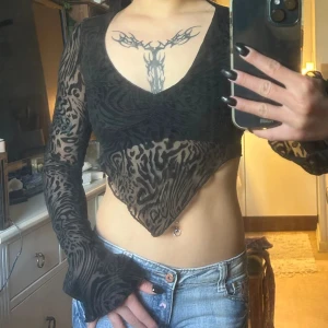 topp - topp i mesh med leopardmönster, extra tyg vid bysten och utsvängda ärmar. passar nån som har liten byst. sparsamt använd! XXS / 32