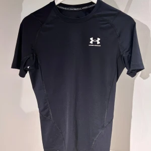Svart kompressionströja från Under Armour - Säljer en svart kompressionströja från Under Armour. Sparsamt använd i mycket bra skick.
