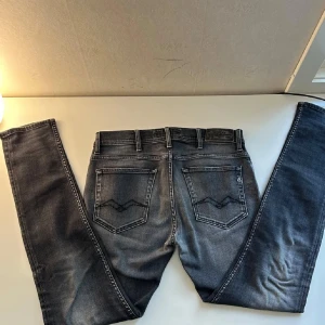 Replay jeans - Snygga grå jeans från Replay med en klassisk femficksdesign. De har en dragkedja och knapp framtill. 