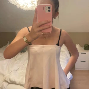 Rosa top - Egentligen en kjol och fungerar utmärkt som kjol men personligen älskar jag den som topp. Somrig och har väldigt tjockt och exklusivt material. Endast använd en gång! Pris kan diskuteras 