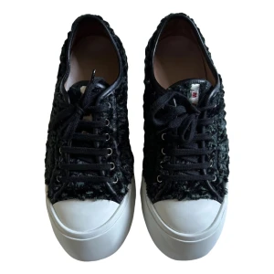 Fluffsneakers från Marni - Mörkgröna fluffsneakers från Marni. Super coola och unika. Använda 1 gång (har inget tecken alls på användning) dustbag tillkommer. Köpta för länge sedan,  original pris 7999kr.