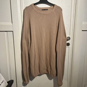 Beige stickad tröja från 157 - Säljer en beige stickad tröja från 157 i storlek XL. Tröjan har en klassisk rund hals och långa ärmar, perfekt för kyligare dagar. Den är enkel och stilren, vilket gör den lätt att matcha med olika outfits. Perfekt för både höst och vinter.