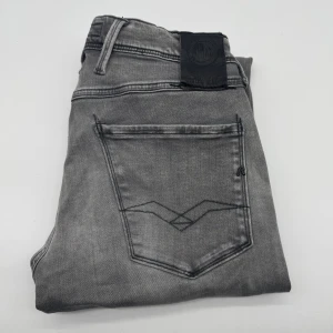 REPLAY ANBASS JEANS  - Replay anbass jeans - Slim fit passform - Storlek W29/L32 - Nypris runt 1800kr -  Deluxecloset