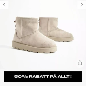 Beige boots i mocka - Snygga och bekväma beige boots i mocka med en robust sula. Perfekta för kyligare dagar och ger en stilren look. De har en enkel design utan snörning eller dragkedja.