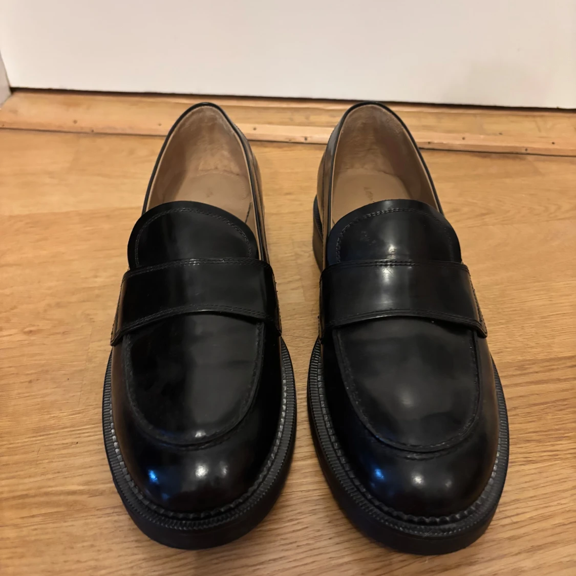 Svarta loafers i skinn