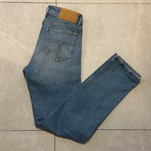 Tiger of Sweden Jeans - Snygga blå Jeans från Tiger of Sweden. Perfekt skick inte sönder någonstans skulle säga 9/10 skick. W28 L32. Om ni är intresserade eller har någon fundering är det bara att höra av er!😃