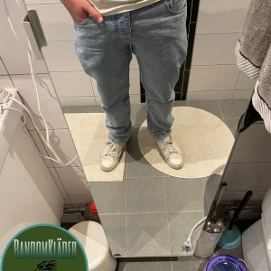 Jeans ifrån sixth June  - Feta jeans ifrån sixth June, inget fel på dem å dom passar skit bra, lite baggy men inte för mycket så det forfarande ser bra ut… storlek 32 och nästan ny skick allmänt bra jeans året runt ☀️☀️💪🏻