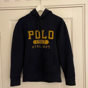 Polo Ralph Lauren Hoodie - Riktigt schysst Ralph Lauren hoodie i storlek S. Säljer då den inte passar mig längre. Bra skick men använd. Vid funderingar är det bara att höra av sig!