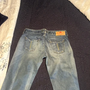 fornarina jeans  - Säljer nu mina blåa lågmidjade fornarina jeans. Detta står att det är i storlek 30 men dom är små i storleken och passar mig som har 25/XS. Tveka inte på att skriva vid intresse💕💕