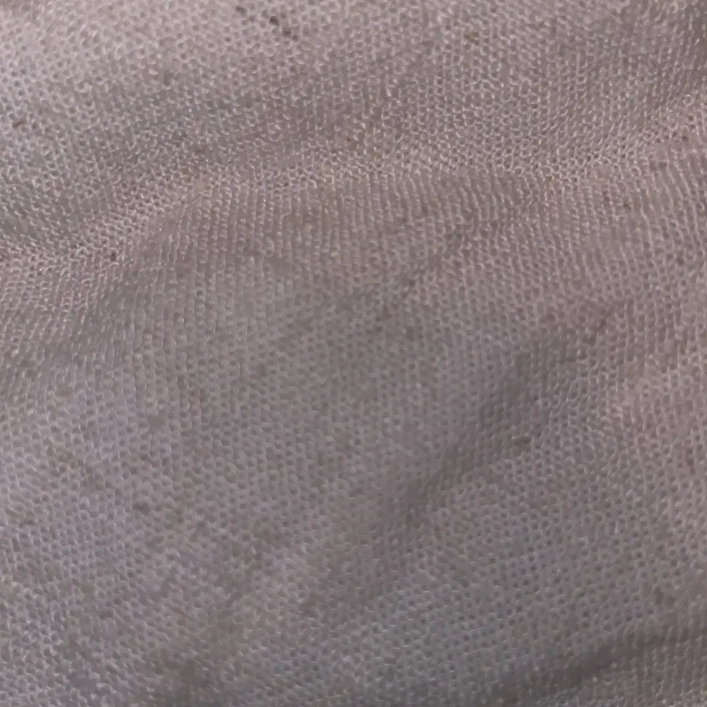 Säljer en söt beige topp från Shein med svarta spetsdetaljer vid axelbanden. Toppen är ärmlös och har en lätt croppad passform. Perfekt för varma dagar eller som ett lager under en jacka.. Yläosat.