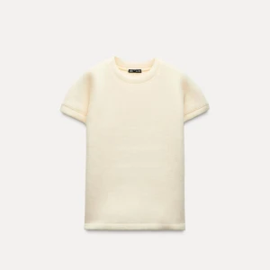 Beige  topp från Zara - Säljer en stilren beige ärmlös topp från Zara. Toppen har en enkel design med rund hals och är tillverkad i ett mjukt material. Perfekt för en minimalistisk look. Kontakta mig vid frågor och prisförslag❣️