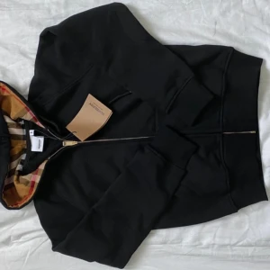 Burberry zip - Tja säljer nu min feta burberry zip. Då tyvärr köpte i fel storlek. Skicket 10/10 har haft på mig den 2-3 gånger. Sen slutat då märkt den för liten. Står M men passar S och Xs. Priset är inte hugget i sten